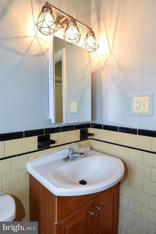 Building Photo - 204 34th St NE