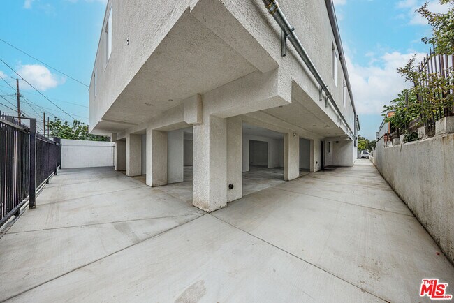 Building Photo - 948 E 21st St