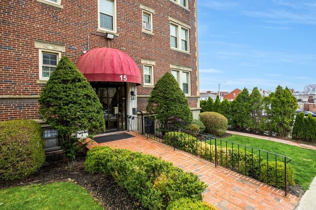 Building Photo - Medford Square 1-bed with heat and hot water included