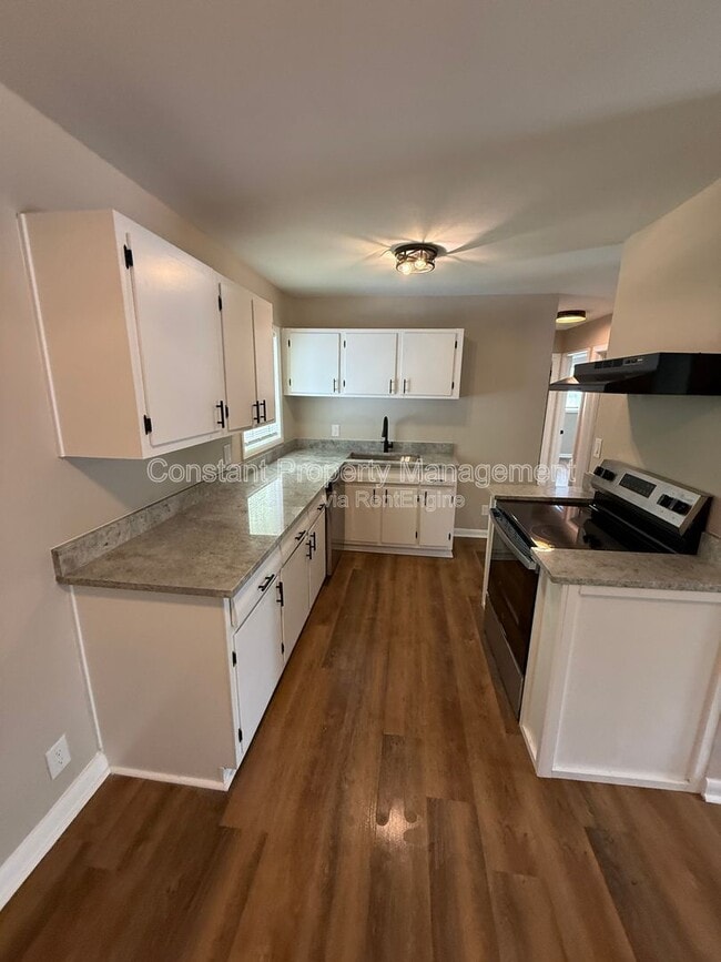 Building Photo - 3469 Kingsbury Dr