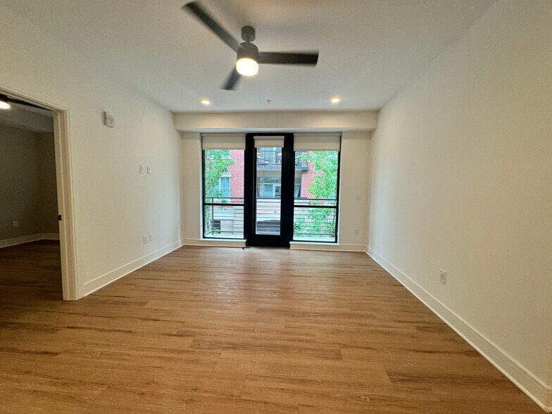 Building Photo - Room in Condo on W Peace St