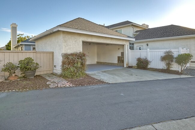 Building Photo - 806 Windward Ln