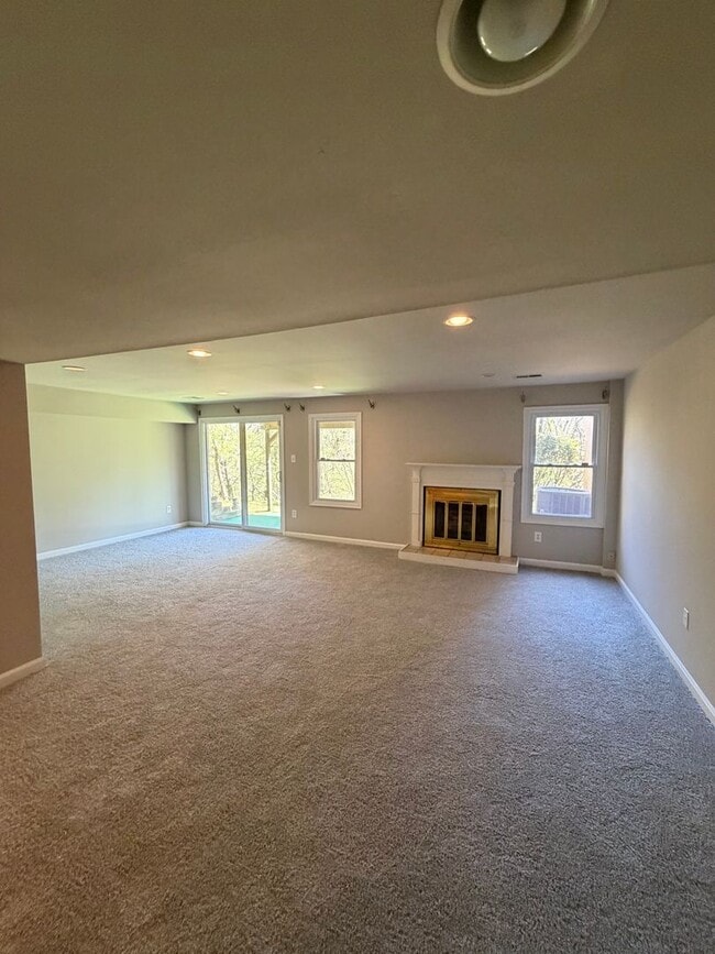 Building Photo - 3BR - WOODED VIEWS • FINISHED BASEMENT • BONUS LOFT • TE SCHOOL DISTRICT