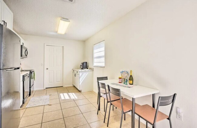 Building Photo - 416 40th St E