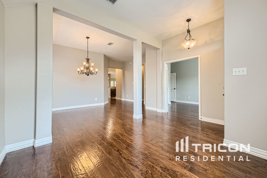 Building Photo - 2208 Knob Hill Dr