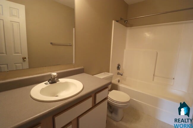 Building Photo - Lovely 3 bed Townhome!