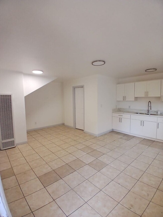 Building Photo - Beautiful newly renovated 1 bedroom apartm...