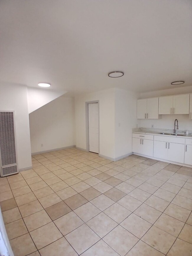 Building Photo - Beautiful Newly Renovated 1 Bedroom in Lon...