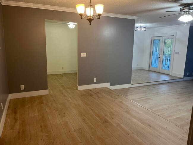 Building Photo - 2631 SW 4th St