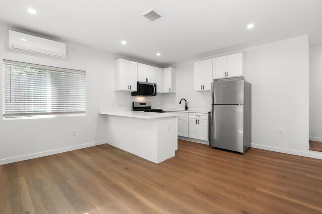 Building Photo - Newly Remodeled 1 Bed, 1 Bath Apartment in Prime Silver Lake!