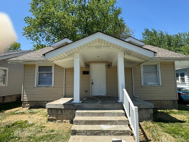 Primary Photo - 948 N Bradley Ave