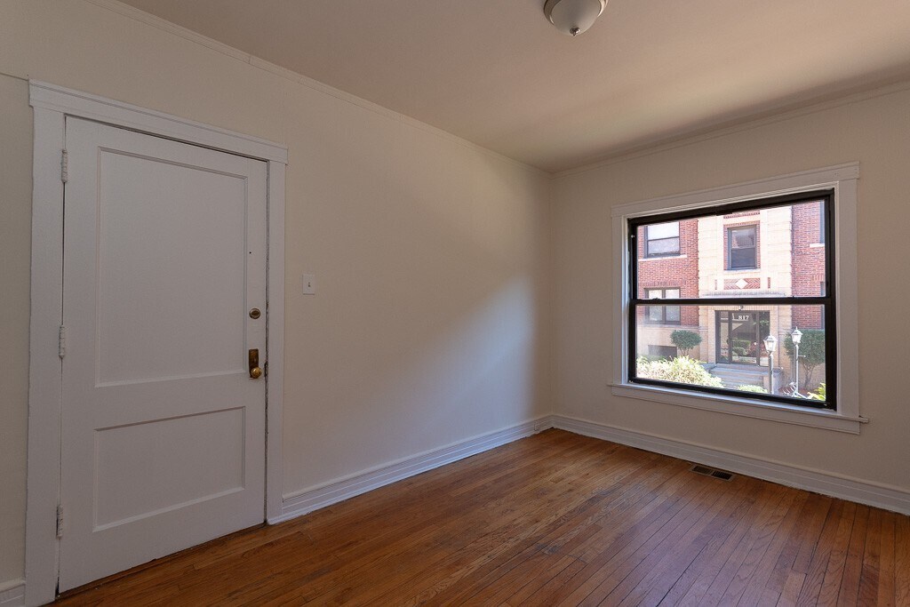 Building Photo - 832 W Waveland Ave