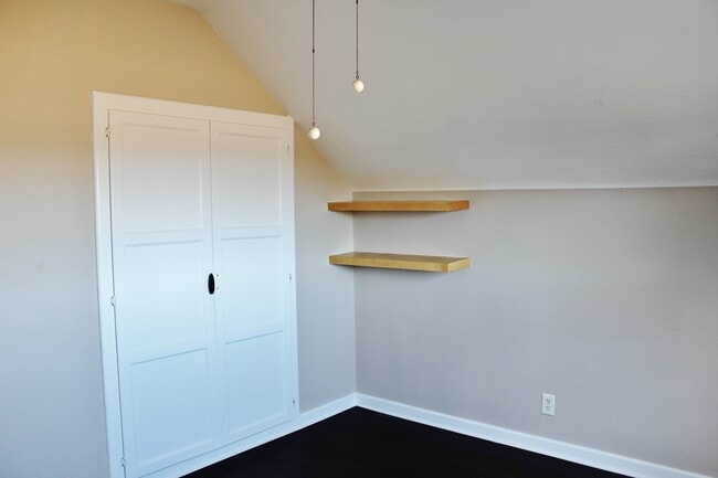 Building Photo - 3170 Strathmore Dr