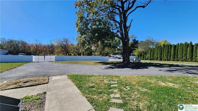 Building Photo - 4633 Lehigh Dr