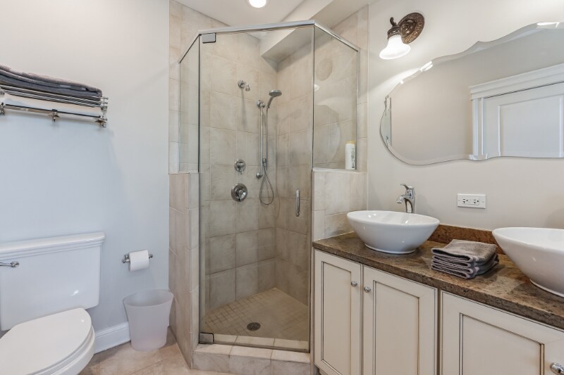 Building Photo - 2033 W Jarvis Ave