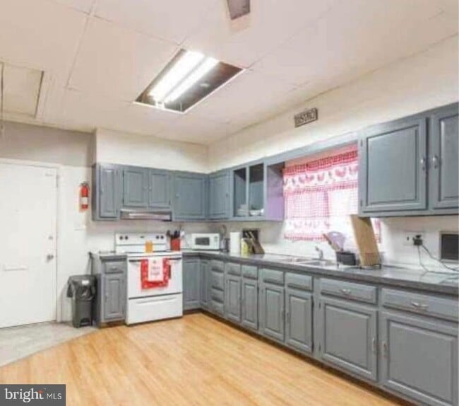 Building Photo - 59 N Sycamore Ave