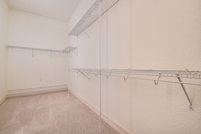 Building Photo - Beautiful 4/3/3 on a private 1 acre lot.