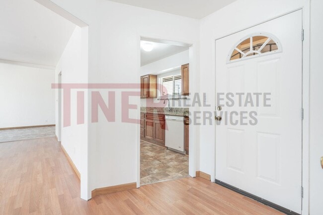 Building Photo - 3413 Windsor Dr