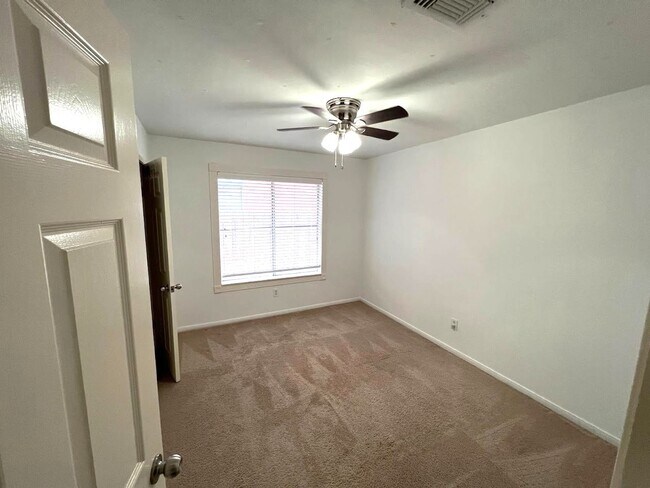 Building Photo - 2450 Parkwood Ln