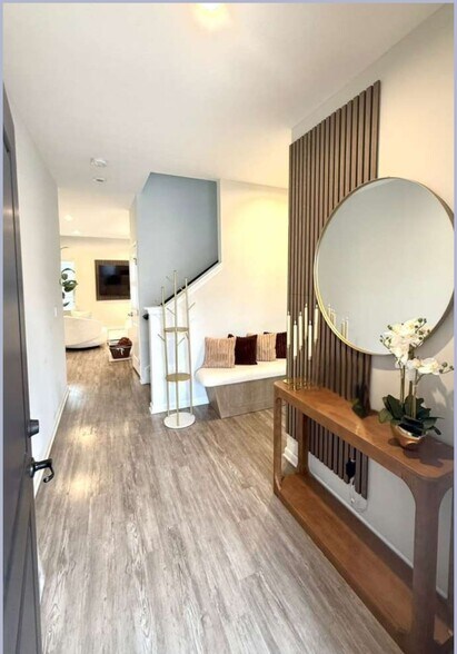 Building Photo - 585 Bermuda Way