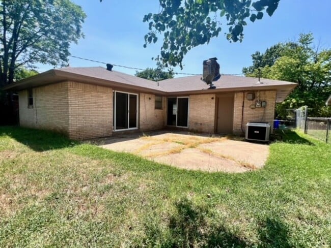 Building Photo - Very nice 3 bed 2 bath home - 1 mile from OU.