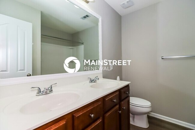 Building Photo - 4 Bedroom Pet-Friendly Home in Dallas, NC with Main Street Renewal