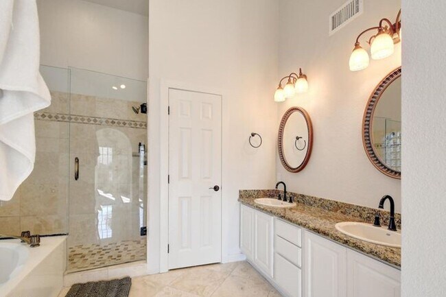 Building Photo - 5623 E Claire Dr