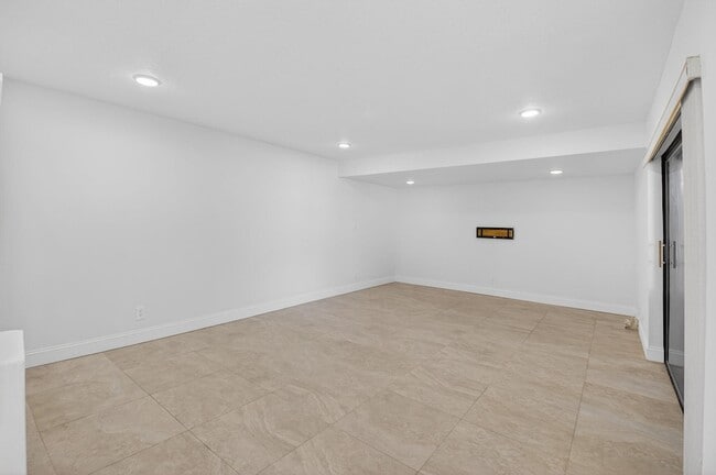 Building Photo - 717 NW 29th Ave