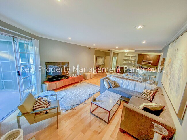 Building Photo - Don't miss out! 2 Bed 2 bath ready to go!