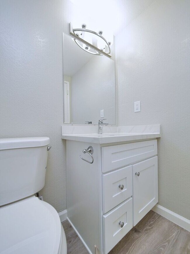Building Photo - 920 Fletcher Ln
