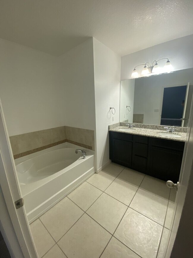 Building Photo - Spacious 3 bedroom 2 bathroom home in the Sawgrass community