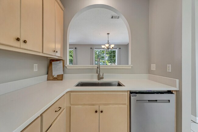 Building Photo - 114 Dana Pointe