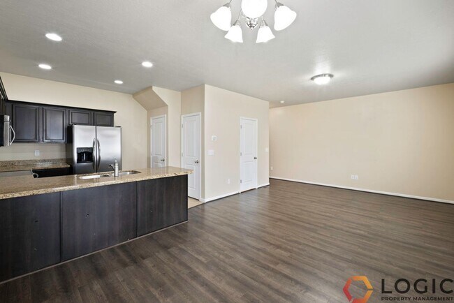 Building Photo - Beautiful Townhome in Midvale!