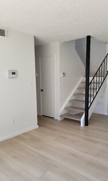 Building Photo - 10 Paramount Cir