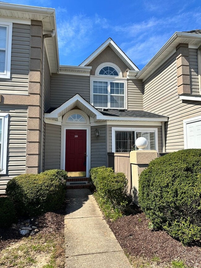 Building Photo - Condo in La Fontaine Available!