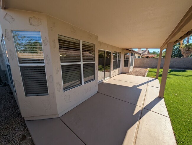 Building Photo - 3 Bedroom Plus an Office Home in the Candlewood Community Near S Cooper Rd and W Warner Rd!