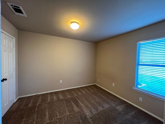 Building Photo - Welcome home to this spacious 3-bedroom, 2-bath quadplex in Krum!