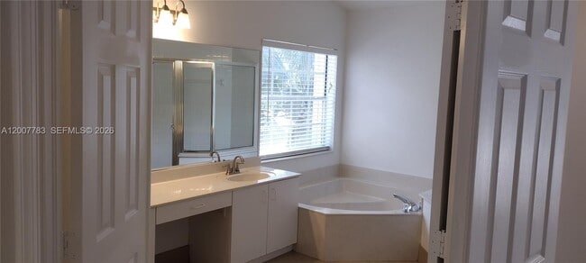 Building Photo - 659 Verona Pl