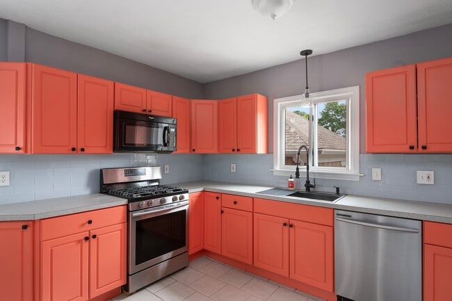 Building Photo - 84 Rochambeau Ave