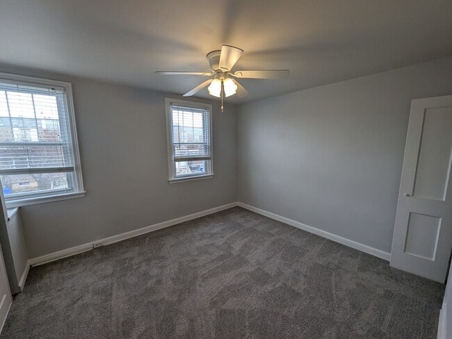 Building Photo - Large Home - Holmesburg