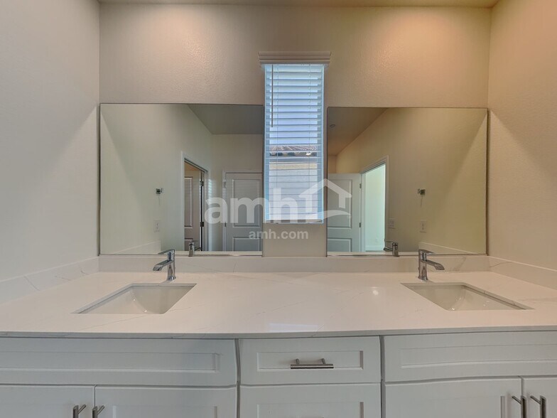 Building Photo - 874 English Primrose St