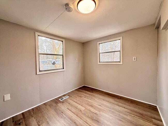 Building Photo - Updated 3 Bedroom House FOR RENT in Laurel Lakes $1550