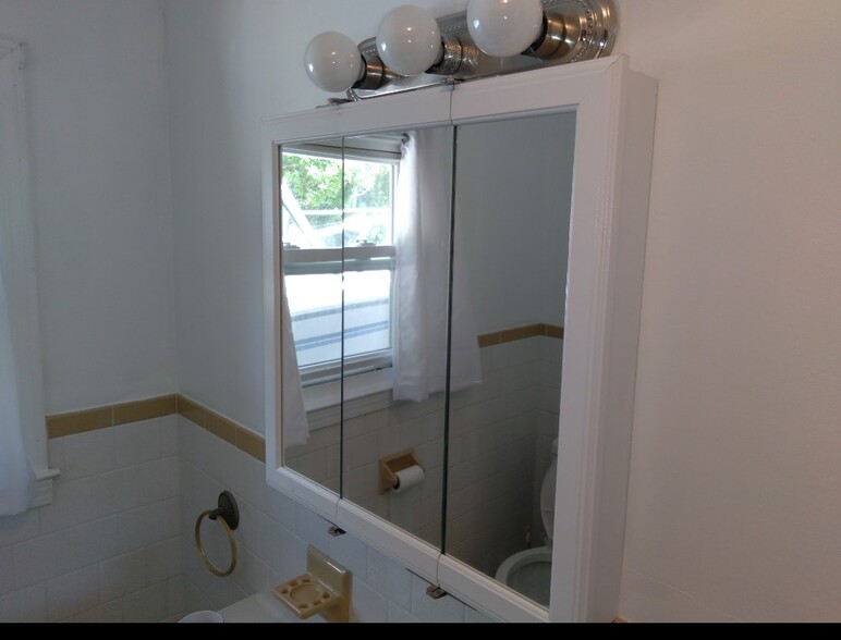 Building Photo - 122 Windsor Park Dr