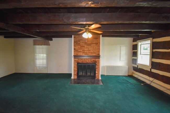 Building Photo - Large Home on Jacksonville Rd with Laundry!