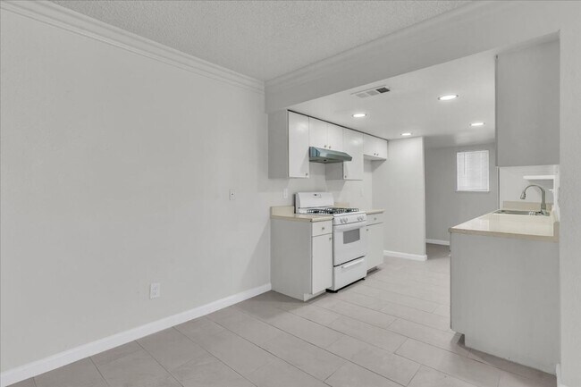 Building Photo - Spacious 2-Bedroom Townhome in Hesperia, CA!