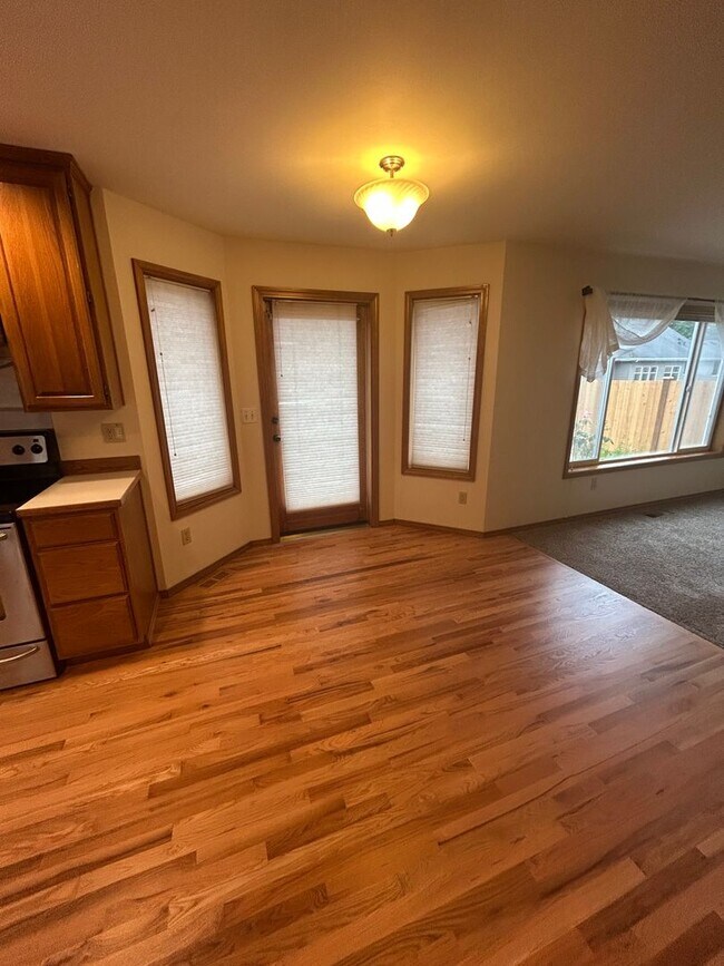 Building Photo - 4 Bed 3 Bath Fully Fenced Kenmore Home