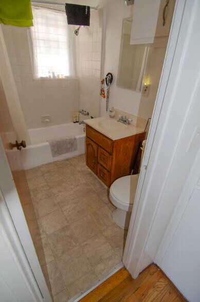 Full Bath with Tub/Shower - 835 N Wilton Pl