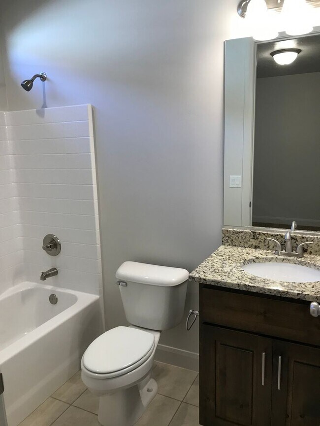 Building Photo - Beautiful like new home, 3 bedroom and 3 b...