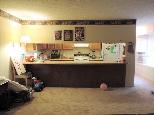 Building Photo - Desirable High Country Condo End Unit, Lar...