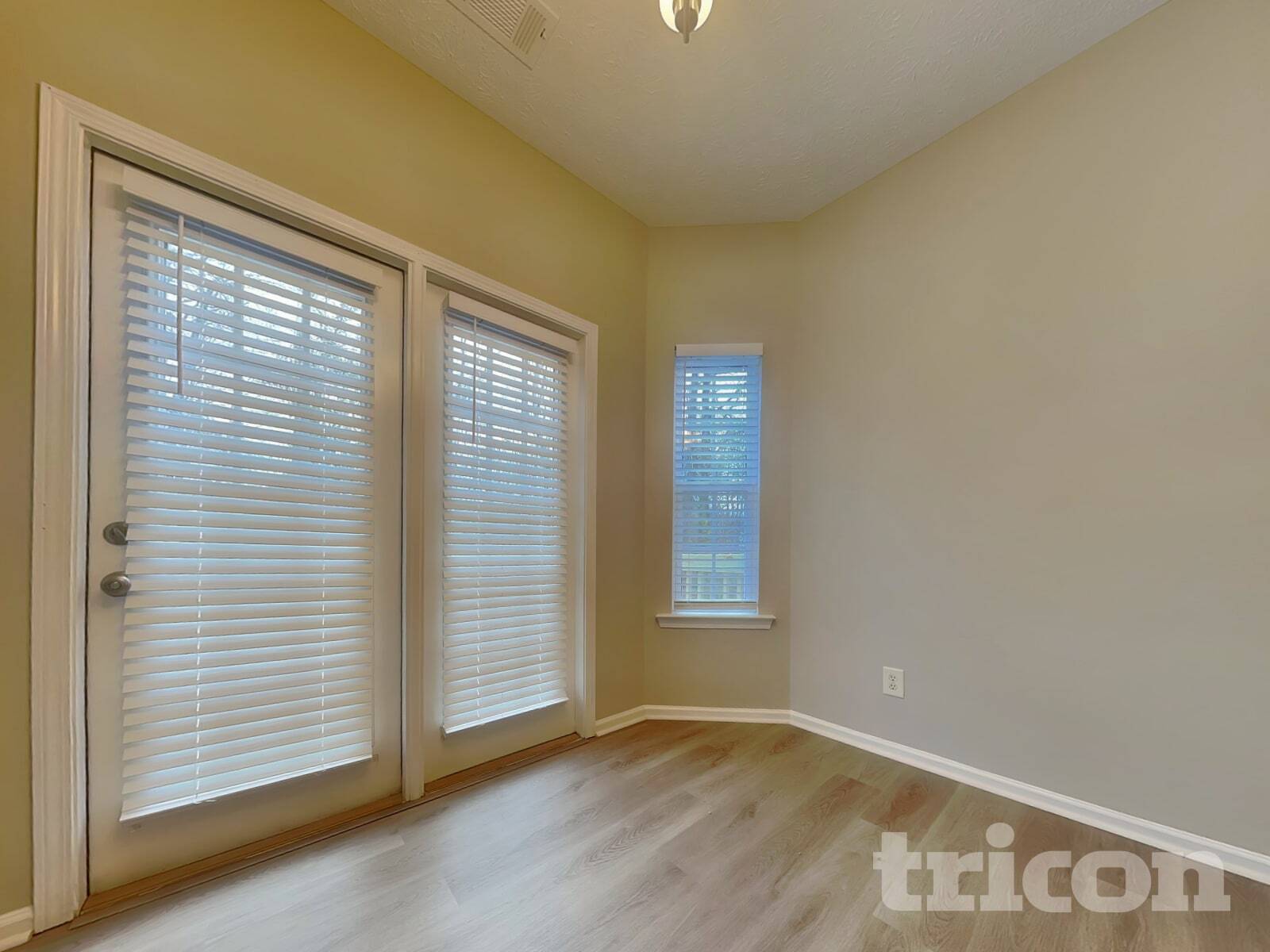 Building Photo - 37 Roxbury Ln